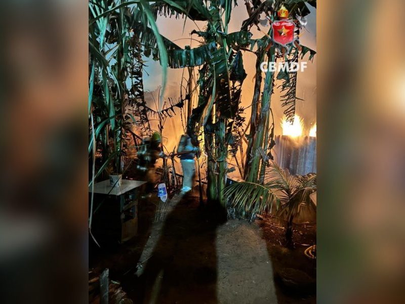 Incêndio em barraco no DF mobiliza bombeiros e 4 mil litros