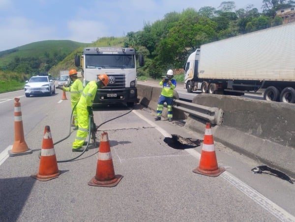 Buraco na Dutra gera lentidão em Barra Mansa