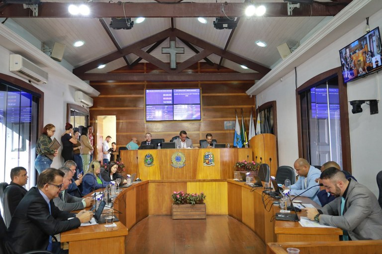 Câmara de Angra aprova projeto que permite usar taxa de iluminação pública em monitoramento urbano
