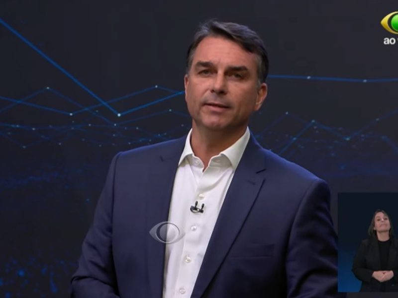 Aliados exaltam tranquilidade de Flávio Bolsonaro contra Lula