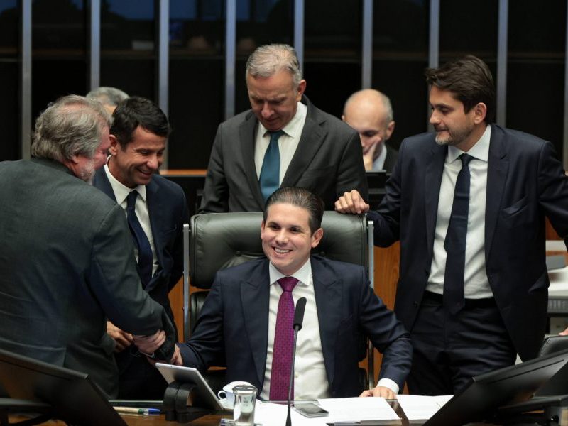 Câmara irá discutir este ano voto distrital misto para 2034, diz Motta