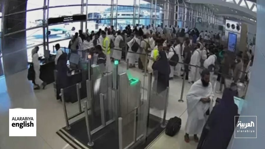 Câmeras mostram explosão em aeroporto na Arábia Saudita; ataques deixaram 14 mortos