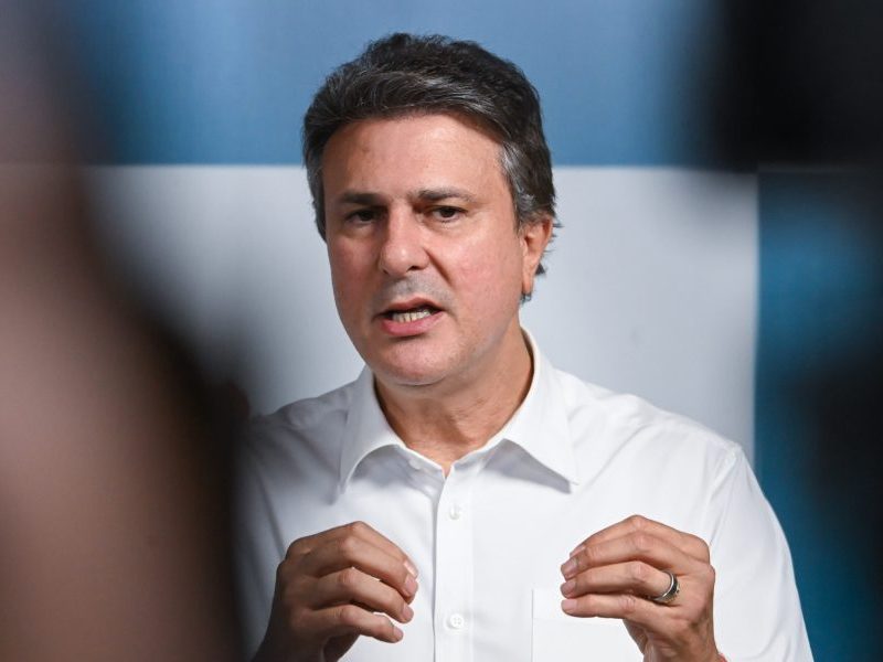Camilo Santana critica plano de Flávio Bolsonaro para Bolsa Família
