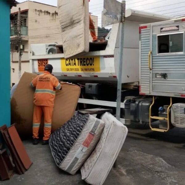 Caminhão Cata-Treco atende três bairros de Volta Redonda nesta semana