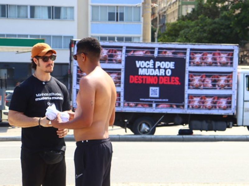 “Caminhão do Terror”: ação vegana percorre o DF com som de abate animal