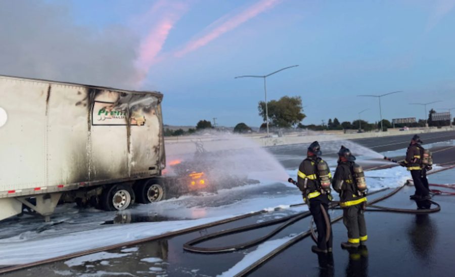 Caminhão elétrico da Tesla pega fogo e interdita rodovia