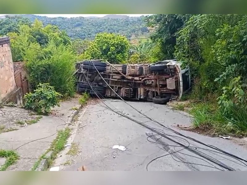 Caminhão tomba e bloqueia rua em Betim após batida