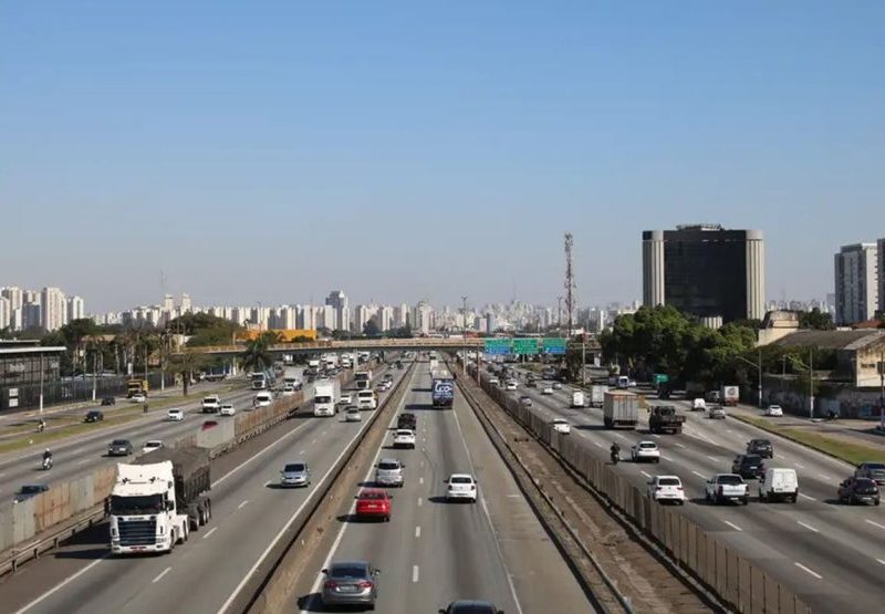 Caminhão tomba na Dutra e causa 6 km de lentidão