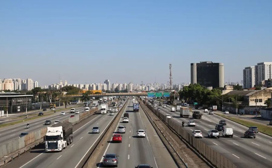 Caminhão tomba e Dutra tem 6 km de congestionamento no sentido capital