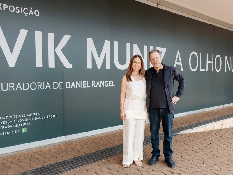 Vik Muniz guia tour exclusivo em nova exposição no CCBB Brasília
