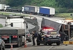 Carreta tomba na Dutra e interdita pista em Barra Mansa