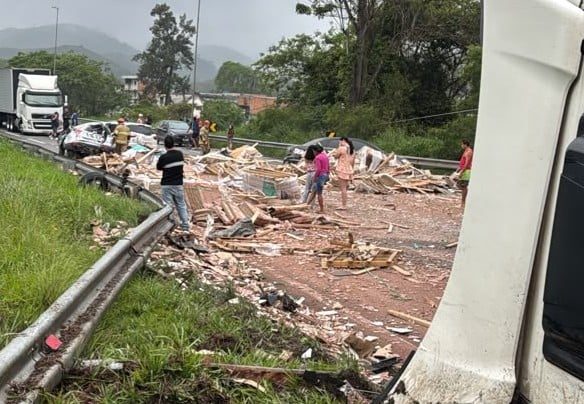Acidente na BR-393: família morre após batida com carreta