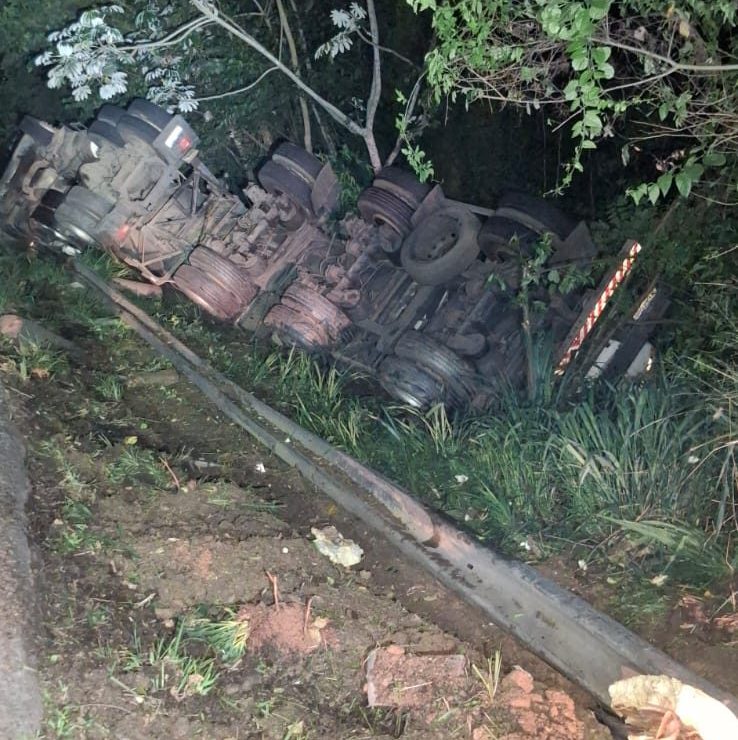 Carreta tomba na BR-393 e motorista fica ferido