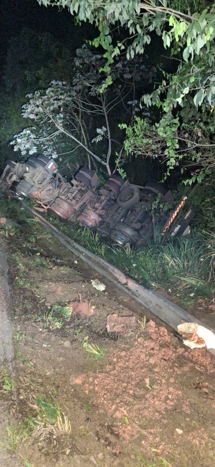 Carreta tomba na BR-393 e motorista fica ferido em Barra do Piraí