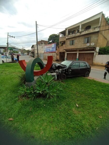 Acidente na RJ-145: Carro bate em monumento em Valença