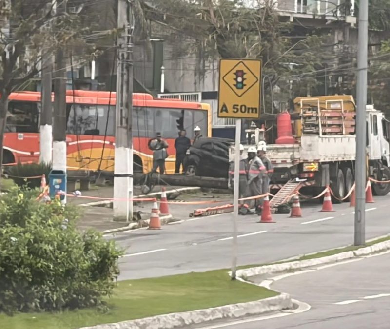 Acidente em Angra dos Reis: carro atinge poste e deixa ferido
