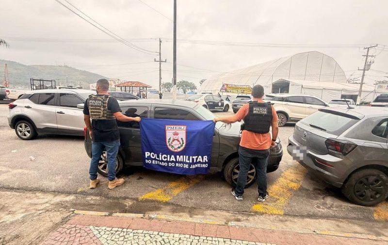 Carro furtado em Duque de Caxias é recuperado em Angra