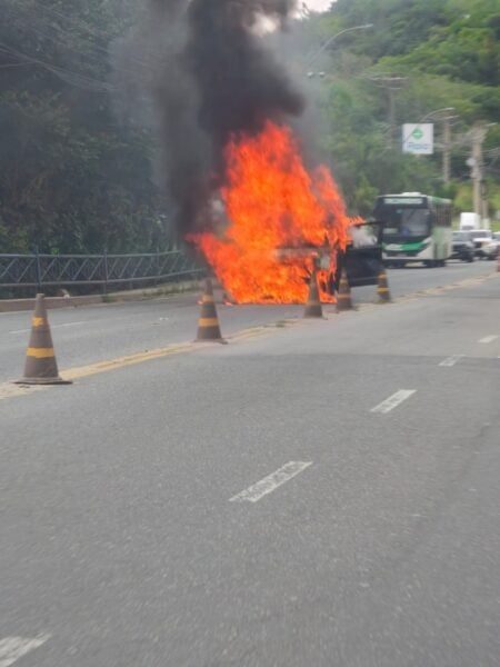 Carro pega fogo na Rodovia dos Metalúrgicos