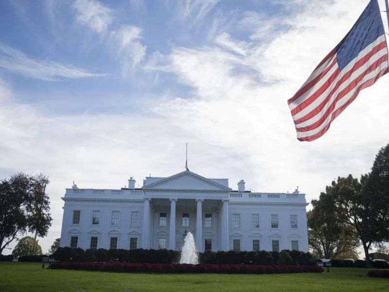 EUA investigam emissoras após suspensão de cobertura de Trump