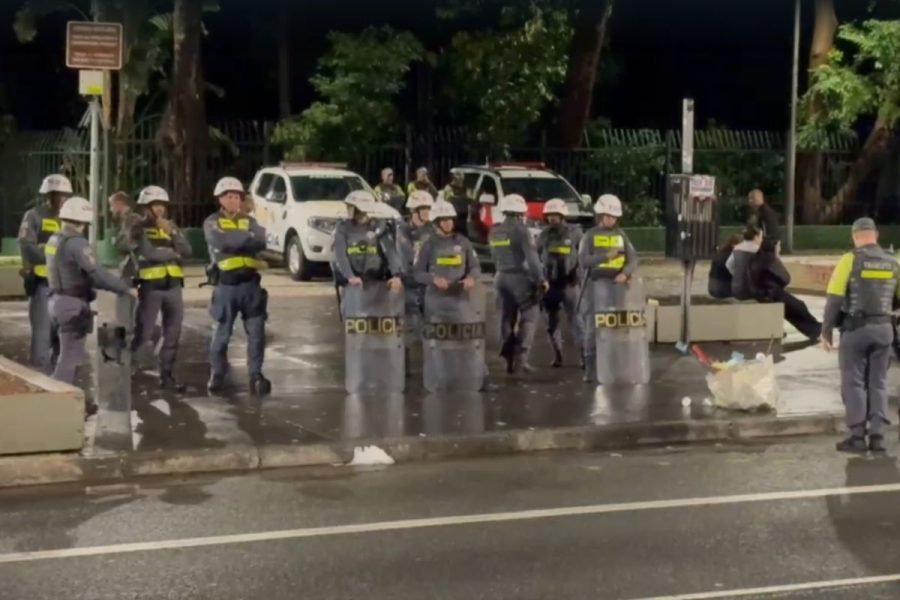 Cavalaria da PM chega à Avenida Paulista durante apuração da eleição