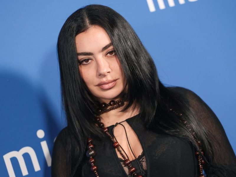 Charli XCX coloca peças do acervo pessoal e figurinos de shows à venda