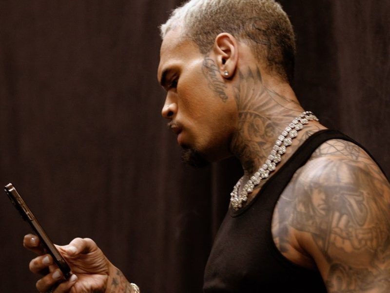 Chris Brown admite agressão a produtor em boate de Londres