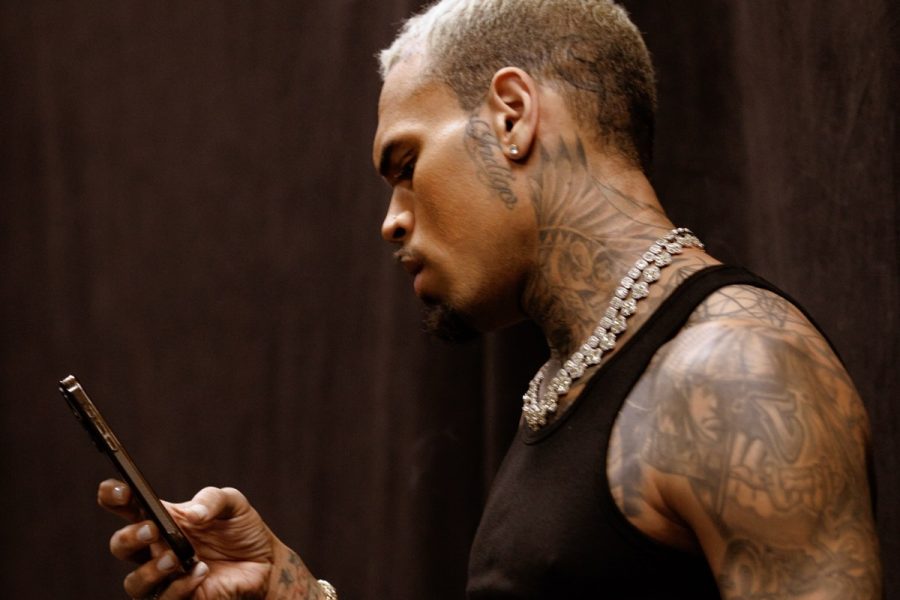 Chris Brown é condenado por agredir produtor musical em boate de Londres