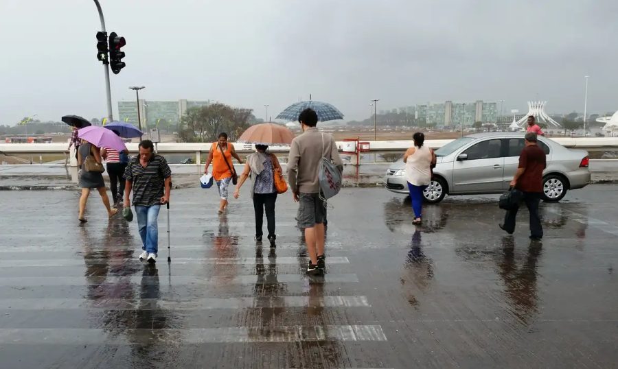 Previsão do tempo: tempestades e alertas em quatro regiões