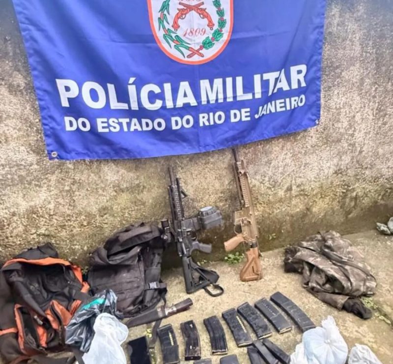 Cinco homens são presos com fuzis e drogas em Angra dos Reis