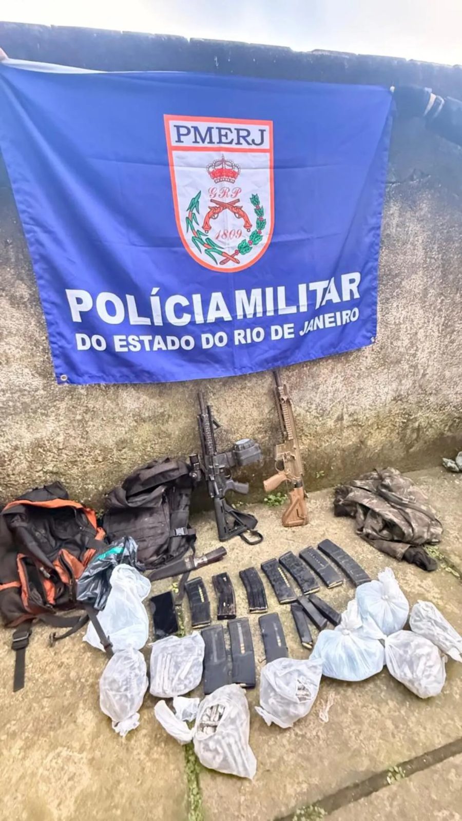Cinco homens são presos com fuzis e drogas em Angra dos Reis