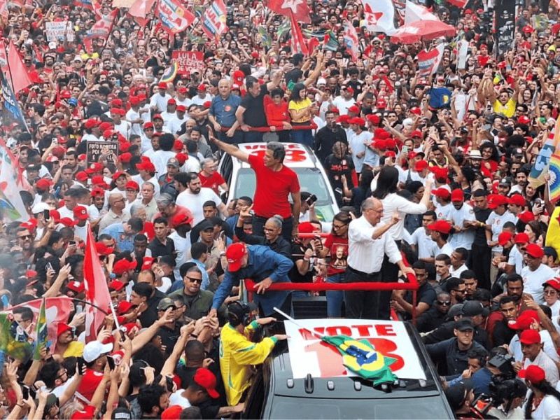 Clima de Carnaval e apelo por democracia: como foi último ato de Lula em SP