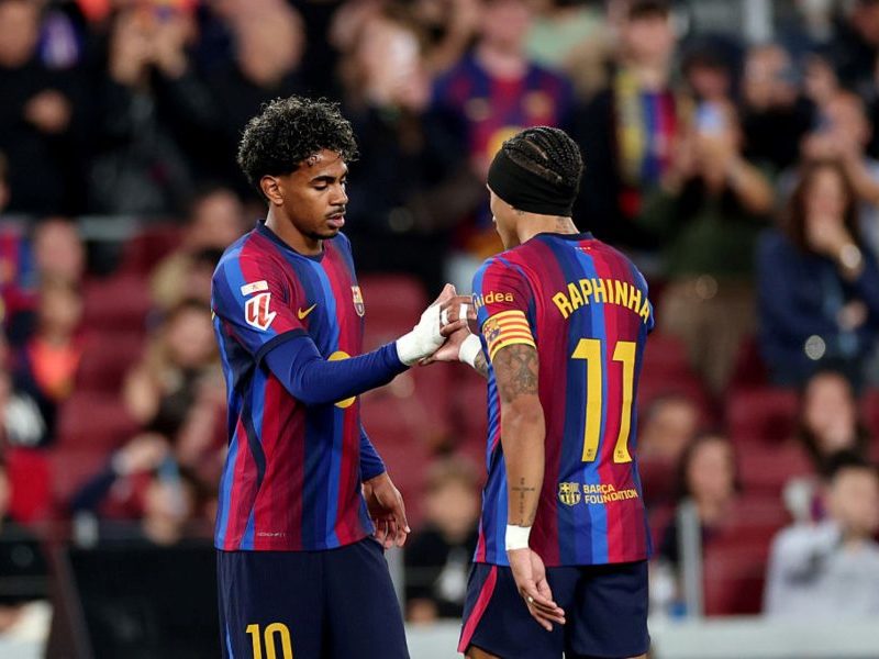 Com dois de Raphinha, Barcelona atropela Alavés e retoma liderança