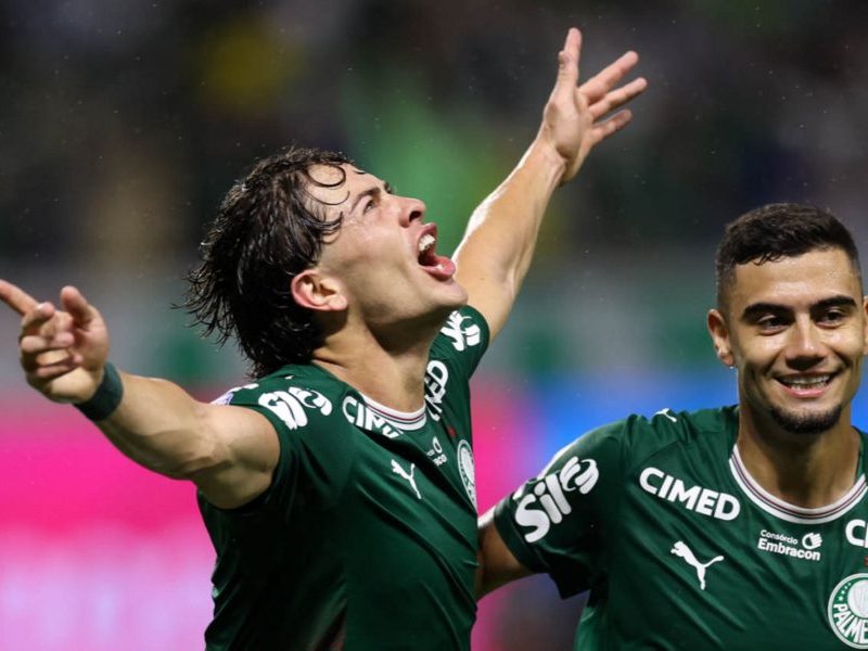 Palmeiras goleia Corinthians por 4 a 1 no Brasileirão
