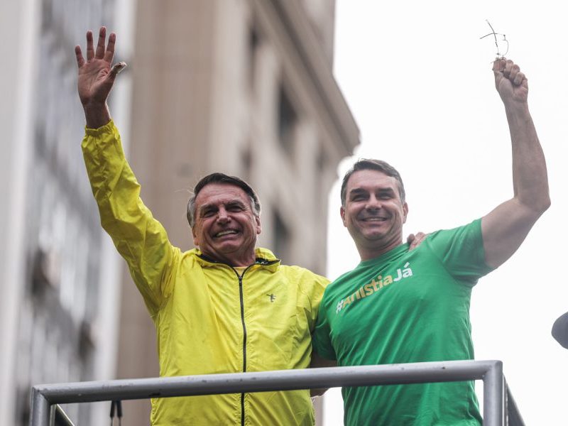 Flávio Bolsonaro visita Jair após fim de veto do STF
