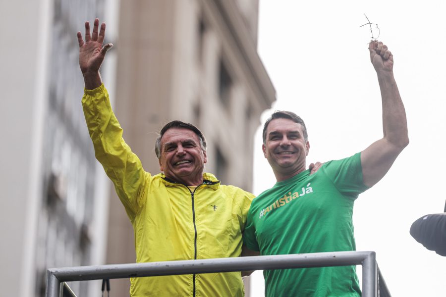 Com liberação de Moraes, Flávio visita Jair Bolsonaro em casa após 90 dias