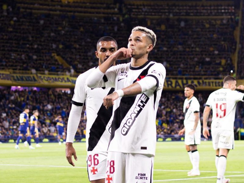 Com um a menos, Vasco vence Boca Juniors e quebra tabu de 75 anos