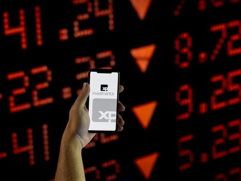 Com vitória de Lula, ações da XP despencam 45%. Queda do BTG supera 30%
