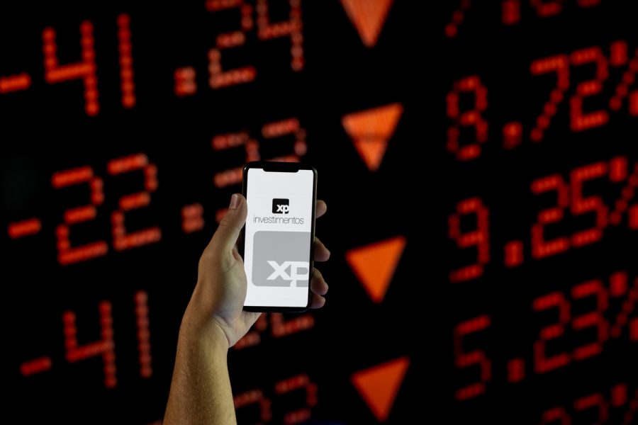 Com vitória de Lula, ações da XP despencam 45%. Queda do BTG supera 30%