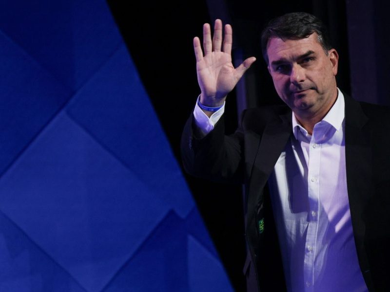 Comboio saiu da casa de Flávio na noite de 2ª e despistou imprensa