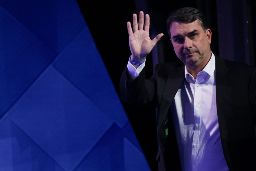 Comboio saiu da casa de Flávio na noite de 2ª e despistou imprensa
