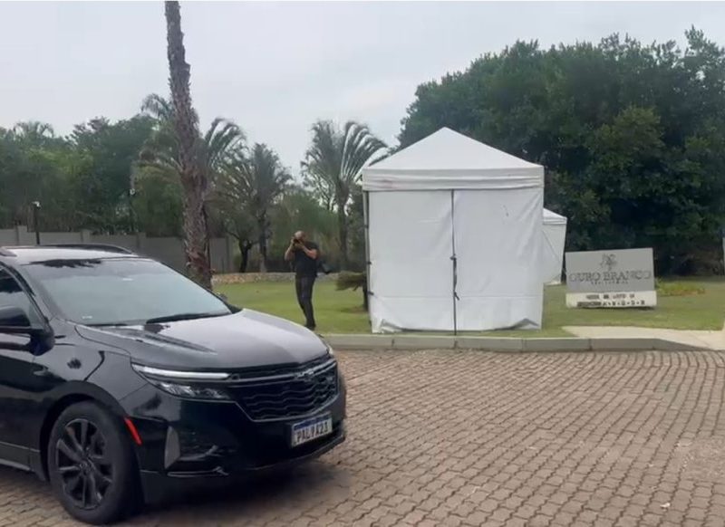 Movimentação em residência de Flávio Bolsonaro gera incertezas