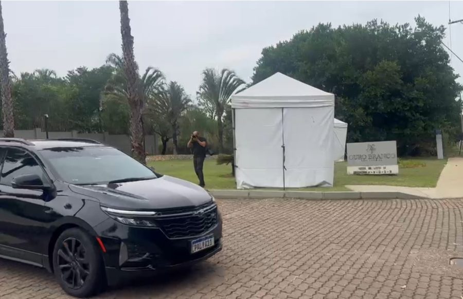 Condomínio tem vaivém de carros e ocupantes negam saber onde está Flávio