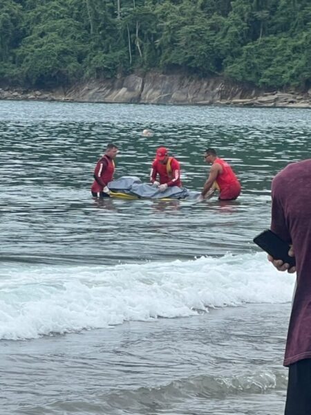 Corpo em Angra pode ser de jovem que sumiu de banana boat