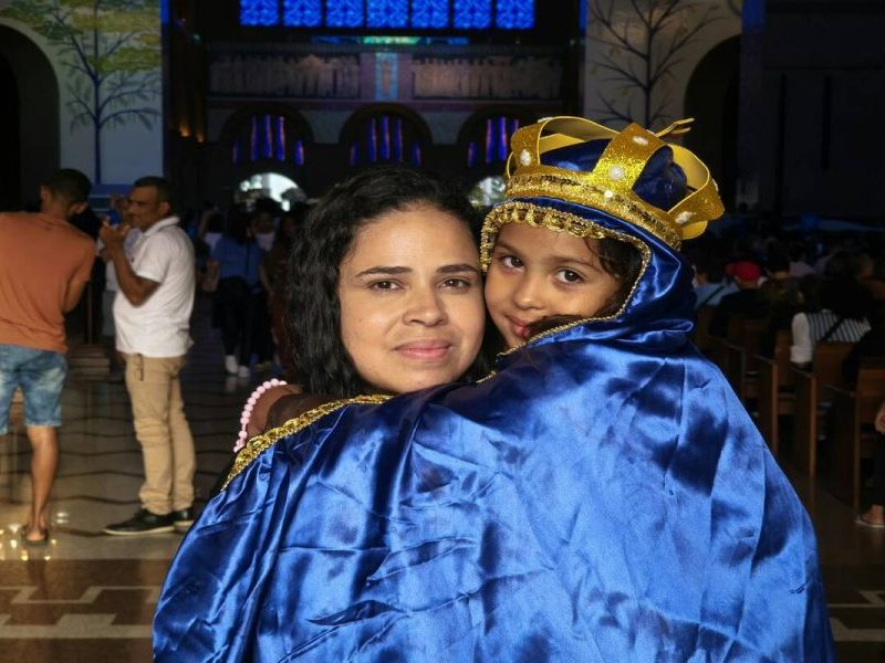 Menina de 6 anos comove fiéis em Aparecida vestida de santa