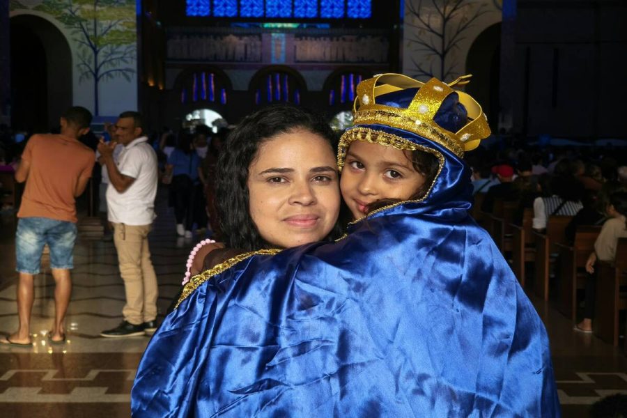 Criança de 6 anos chama atenção em Aparecida por devoção a Nossa Senhora