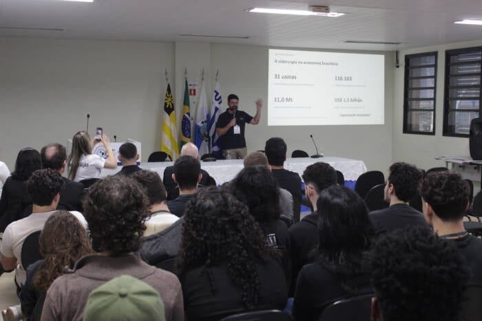 CSN debate futuro da siderurgia em evento na UFF, em Volta Redonda