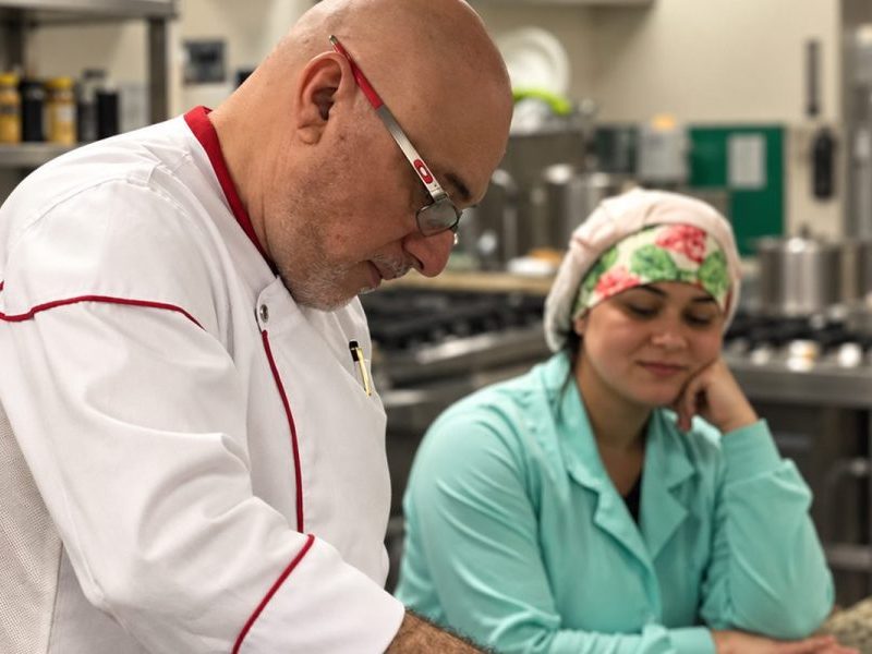 Da cozinha de família à consolidação na gastronomia árabe em Brasília: conheça o chef Isaac Elias