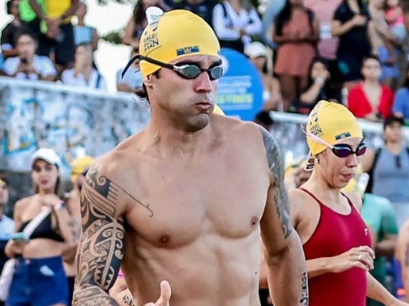 Daniel Cady brilha em torneio de triathlon e exibe físico