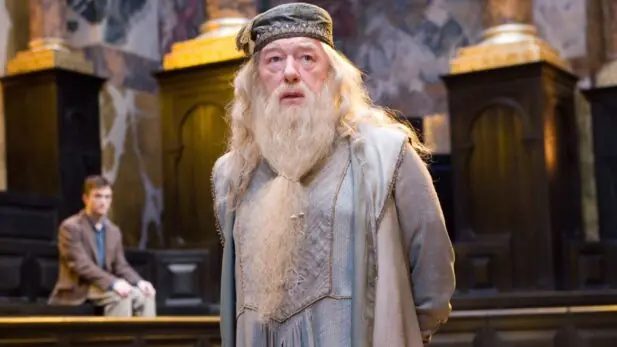 Daniel Radcliffe revela truque que usava para lembrar astro de ‘Harry Potter’ das falas em início de demência Daniel Radcliffe revela momento em que percebeu dificuldades de Michael Gambon em “Harry Potter” (Foto: Divulgação)