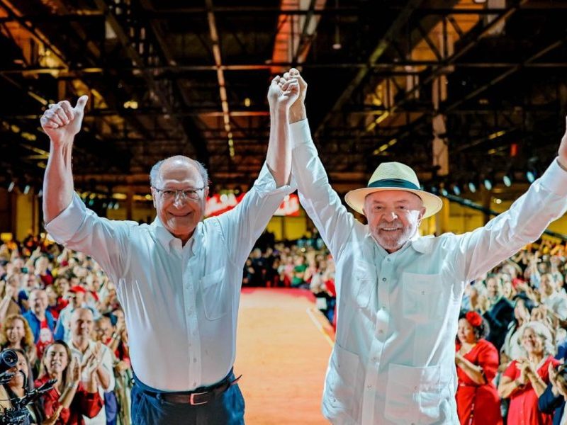 De tucano a chapa com Lula, Alckmin é reeleito vice-presidente do Brasil